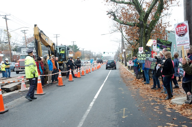 Demonstration to stop Spectra Lateral Gas Pipeline on Washington Street West Roxbury, MA Nov. 12, 2015. (Photo: Ellen Shub)